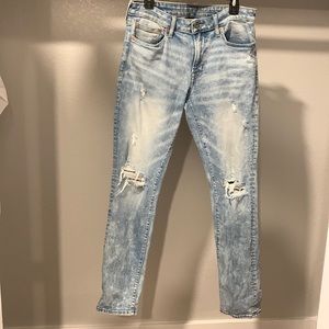 American Eagle Mens Distressed jeans- gently worn a handful of times.